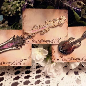 Monster Hunter Waffen Gold + Black Nickel Emaille Pins