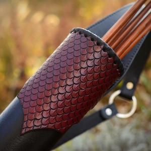 Tube-shaped leather back quiver &#39;Dragon&#39;