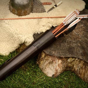 Leather back quiver &quot;Bastille&quot; - semicircular with decorated top