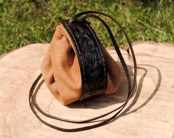 Pochette médiévale en daim avec cordon de serrage et lanière en cuir ornementée
