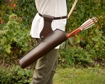 Classic side quiver with laced edges, made of leather