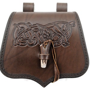 Bolsa de couro em formato de laço, do início da Idade Média, com ornamentos vikings.