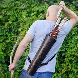 Semicircular, laced back quiver with lace-up front