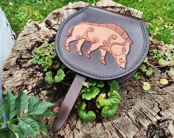Wikinger Leder-Gürteltasche mit piktischem Wildschwein von Dores
