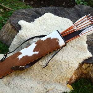 Elliptical back quiver made of natural hair-on leather