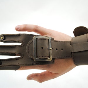 Archery glove with buckle
