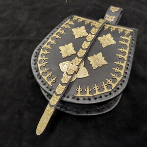 Sac à main en cuir viking médiéval en forme d'écaille avec raccords en laiton, réplique de la trouvaille du Jamtland
