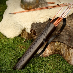 Leather, semicircular back quiver - lace-up version