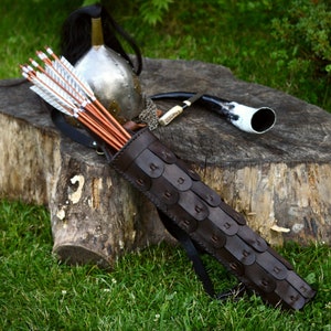 Leather back quiver, semicircular with laced edges &quot;Lamellar&quot;