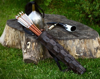 Leather back quiver, semicircular with laced edges "Lamellar"