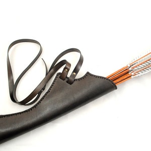 Shoulder strap side quiver