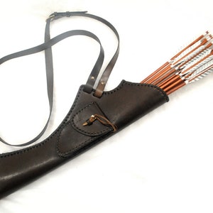 Shoulder strap side quiver with pouch