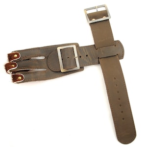 Hair-on leather archery glove with buckle