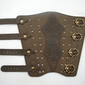 Bogenschützen-Armschutz aus Leder ""Fleur-de-Lis"""
