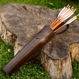 Semicircular, laced back quiver - &quot;fleur-de-lis&quot;