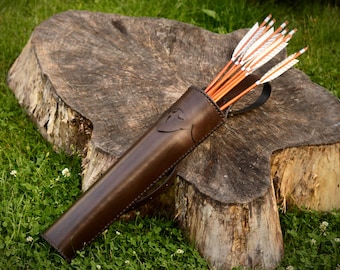 Semicircular, laced back quiver - "fleur-de-lis"