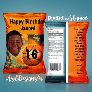 Könnte beinhalten: Individuell gestalteter orangefarbener und schwarzer Chipstüten-Entwurf mit einem Foto einer lächelnden Person, einem Basketball und der Zahl 16. Der Text enthält "Happy Birthday Jason!" und "Jason's Birthday Facts."