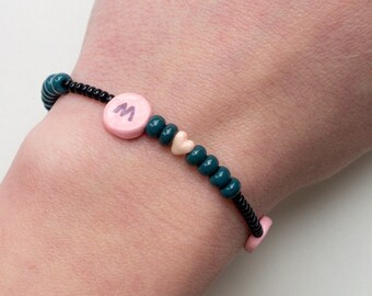 Roze Smiley Armband Flexibel met initialen, kralen sieraden in zwart en turquoise cadeau voor vrouw