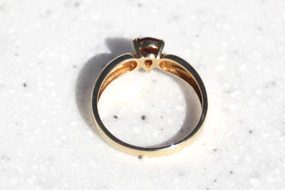 9ct Gold Garnet Solitair Ring - image 4