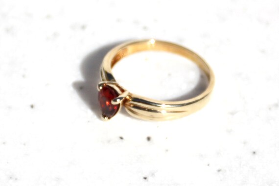 9ct Gold Garnet Solitair Ring - image 3