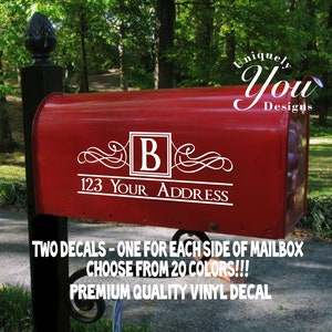 Puede incluir: Dos pegatinas de vinilo blanco para buzón con un diseño decorativo de volutas y la letra "B" en un cuadrado. El texto "123 YOUR ADDRESS" está debajo del diseño. Las pegatinas están en un buzón rojo.