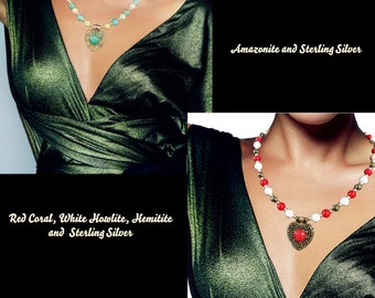 Handgjorda halsband och örhängen med halvädelstenar.