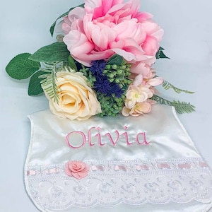 Bavoir personnalisé. bavoir bébé fille, bavoir de baptême, bavoir de baptême, bavoir bébé personnalisé, cadeau bébé, bavoir fille, bavoir fille fleur, bavoir luxe,