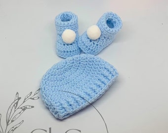 Pom pom baby booties, baby booties, gender neutral boots, unisex booties, baby announcement, baby reveal, unisex baby gift, new baby gift