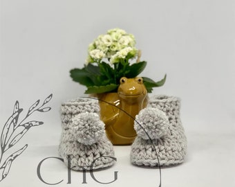 Grey booties, Crochet baby booties, grey pom pom booties, Baby shower gift, Photo prop, baby shoes, Pom pom baby shoes, New baby