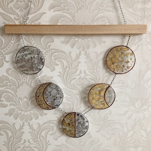 Mondphasen Glas Mobile - Moderner Sonnenfänger - Gold Halbmond Fensterschmuck - Mondzyklus Wand Dekoration - Minimalistische Witchy Kunst