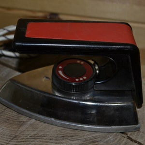 Vintage Soviético Hierro portátil Retro Plancha para niños Ropa Plancha eléctrica Pequeña plancha de la era soviética Hecho en la URSS