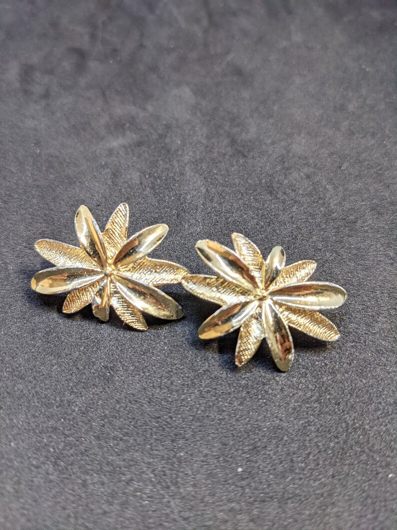 Sarah Coventry Gold tone Flower Clip On Earrings Signed Costume Jewelry