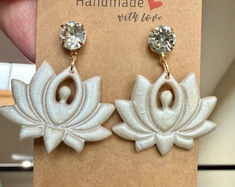 Lotusblomma örhängen i lera