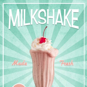 Pode incluir: Um cartaz de estilo vintage anunciando um milkshake de morango. O cartaz apresenta um copo de milkshake com chantilly e uma cereja no topo. O texto no cartaz diz "MILKSHAKE", "Made Fresh", "10¢" e "Strawberry".