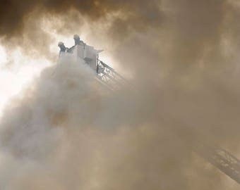 I vigili del fuoco sopra le fiamme, pompiere arredamento, regalo di vigile del fuoco, pompieri arredamento, arte stampabile, regali per lui, sottile linea rossa