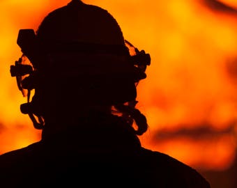 Incendio di casa di sera, pompiere arredamento, regalo di vigile del fuoco, stazione dei pompieri arredamento, stampabile arte, decorazione della parete