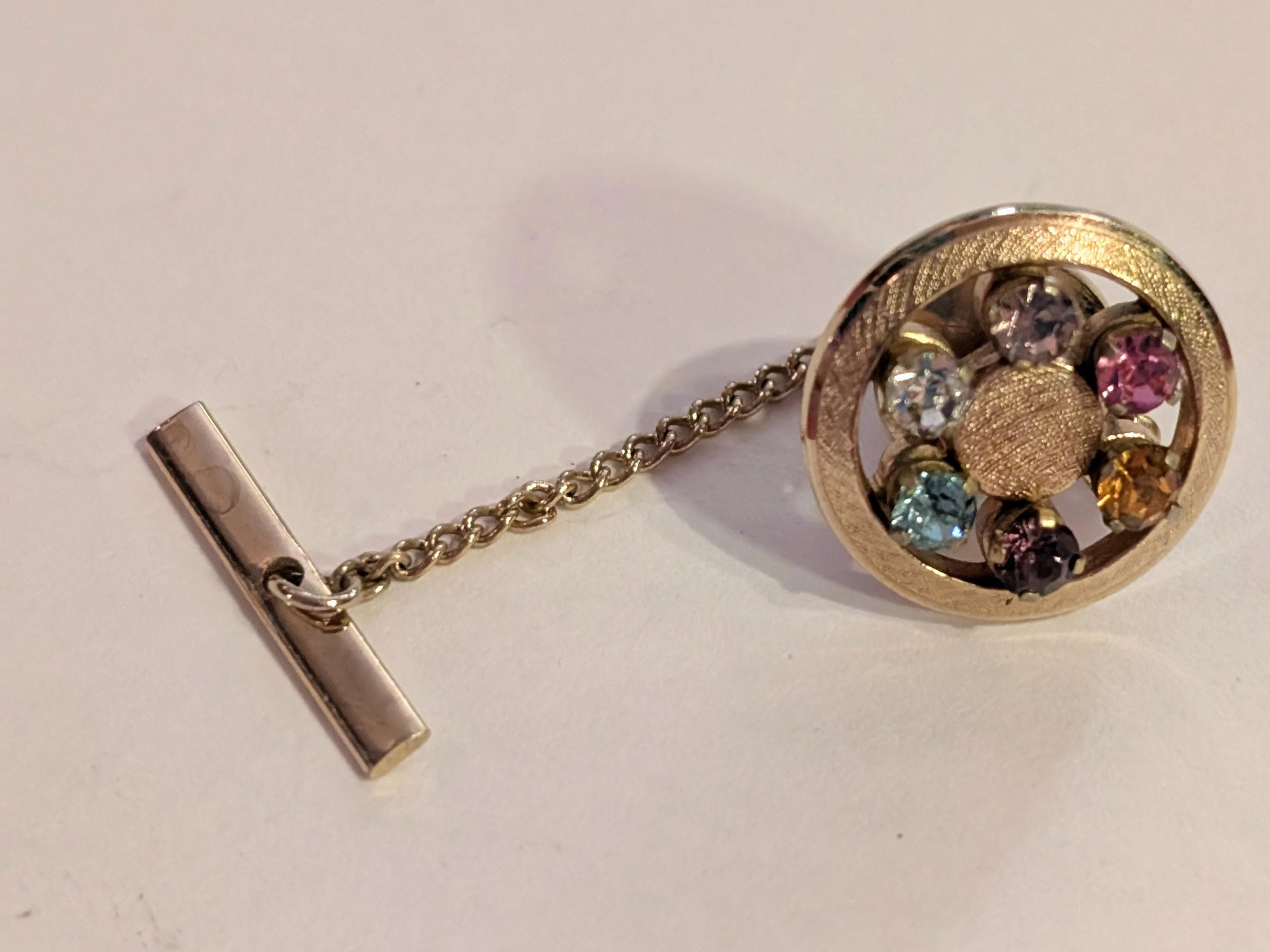 Jaren 60 Vintage Anson ronde dasspeld reversspeld Een regenboog van veelkleurige stenen gezet in goudkleurig metaal - klassiek herenaccessoire midden van de eeuw