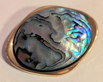 Vintage Nieuw-Zeelandse Puau abalone schelpspeld goudkleurige broche GEWELDIGE schelp met levendige pauwkleuren! Perfect voor een zomerse look
