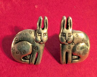 Pendientes vintage de conejo Laurel Burch, sin firmar, de 19 mm, de metal latonado, con bonitos detalles. En perfecto estado.