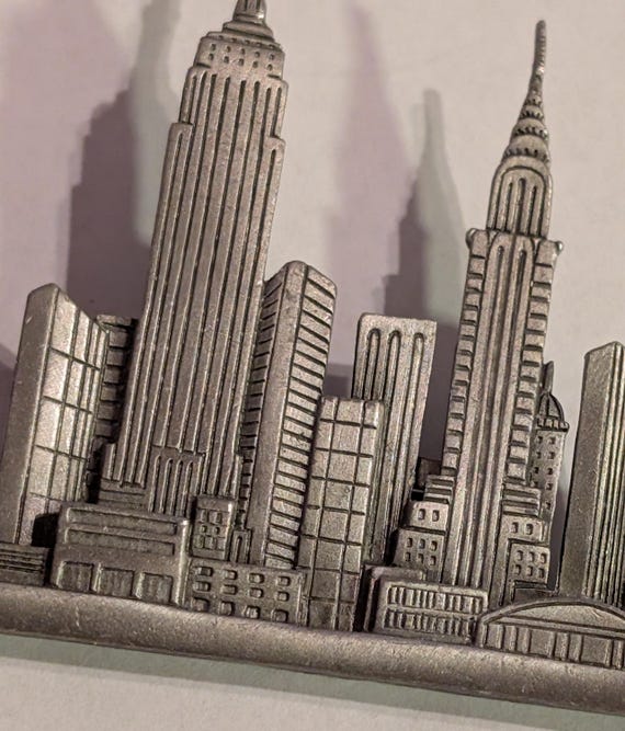 Broche Miniature New York Skyline En étain – Rare, Occasion, Silhouette De La Ville