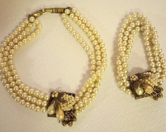 Vintage Demi Parure ketting armband set faux parels gedetailleerd gespdetail met bloemknoppen peervormige parels GEWELDIGE stukken!