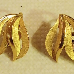 Vintage Crown Trifari Leaf Earrings Clip-ons Shiny & Textured Gold Tone Metal Nice Mid Sized Dressy Style