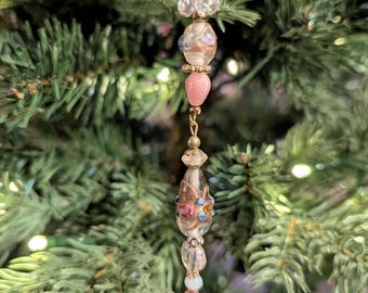 Adorno navideño elaborado con cuentas antiguas de bisutería RECICLADA Pastel de bodas de vidrio rosa romántico femenino 5-1/2" Estilo carámbano LKG