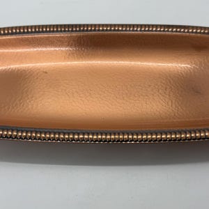 Puede incluir: Juego de tres tazas de cerámica con acabado mate moteado. Las tazas son de color crema, gris claro y gris oscuro. Cada taza tiene un diseño simple y minimalista, ideal para café o té.