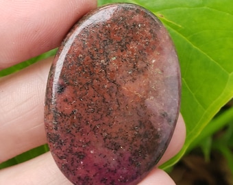 Splendido cabochon di calcite di cobalto. Ovale grande 27 mm x 39 mm. 9,4 grammi. Forniture per la produzione di gioielli. Cabochon. Metafisico. Rosa