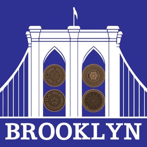 Puede incluir: Una silueta blanca del puente de Brooklyn con cuatro tapas de alcantarilla circulares en los arcos. Las tapas de alcantarilla son marrones con diseños intrincados. El texto "BROOKLYN" está escrito en letras blancas en la parte inferior de la imagen sobre un fondo azul.