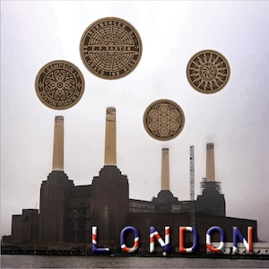 Puede incluir: Una fotografía de la central eléctrica de Battersea en Londres, Inglaterra. La central eléctrica es un edificio de ladrillo con cuatro grandes chimeneas. La imagen también incluye cuatro tapas de alcantarilla circulares con texto y diseños. El texto en las tapas de alcantarilla dice "294 CRAYS INN ROAD", "SAMPSON L EUSTON ROAD N.W", "IRONMONGER &c E.P. SAXTON", y "WORK HOUSE &c LONDON". El texto "LONDON" también está escrito en letras grandes en la parte inferior de la imagen.