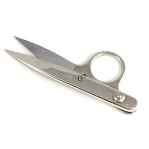 Könnte beinhalten: Eine silberfarbene Schere mit einem großen Fingerloch und spitzen Klingen. Die Schere ist aus Metall gefertigt und hat eine Schraube in der Mitte, um die Klingen zusammenzuhalten. Die Klingen sind geöffnet, auf weißem Hintergrund.