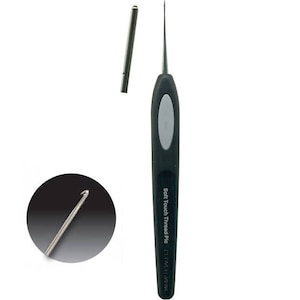 Könnte beinhalten: Ein schwarzer und silberner Fadenheber mit einem Soft-Touch-Griff. Der Griff trägt den Text "Soft Touch Thread Pic" und "Clover Japan".