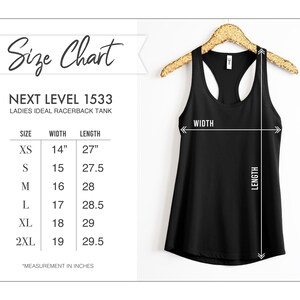Pode incluir: Tabela de tamanhos para um tanque de costas de nadador com medidas em polegadas para os tamanhos XS, S, M, L, XL e 2XL. A tabela mostra a largura e o comprimento do tanque em polegadas.